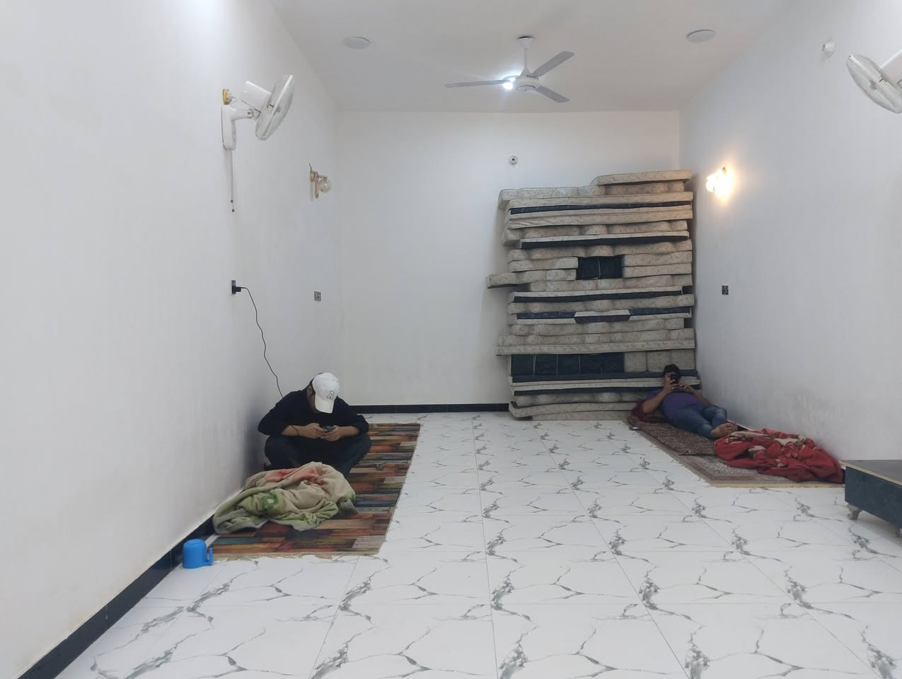 #بيت للبيع
مساحة ٢٠٠ متر 

بناء حديث ٢٠٢٥ طابقين كونكريت مسلح 

الطابق الأول يحتوي على استقبال و مطبخ و غرفتين و صحيات داخليه و خارجيه و منور 

الطابق الثاني يحتوي على شقتين إماميه و خلفيه 

الاماميه الدرج خارجي غرفتين و مطبخ و صاله وصحيات 

الشقه الخلفيه داخل البيت طابق ثاني درجها داخلي تحتوي على غرفتين مطبخ و صاله و صحيات 

#البيت مطلوب إسكان 

#العنوان 

الناصريه حي اريدو قرب مدرسة ابي تراب 

للاستفسار و التواصل على 

الرقم *********** وبي وتساب
