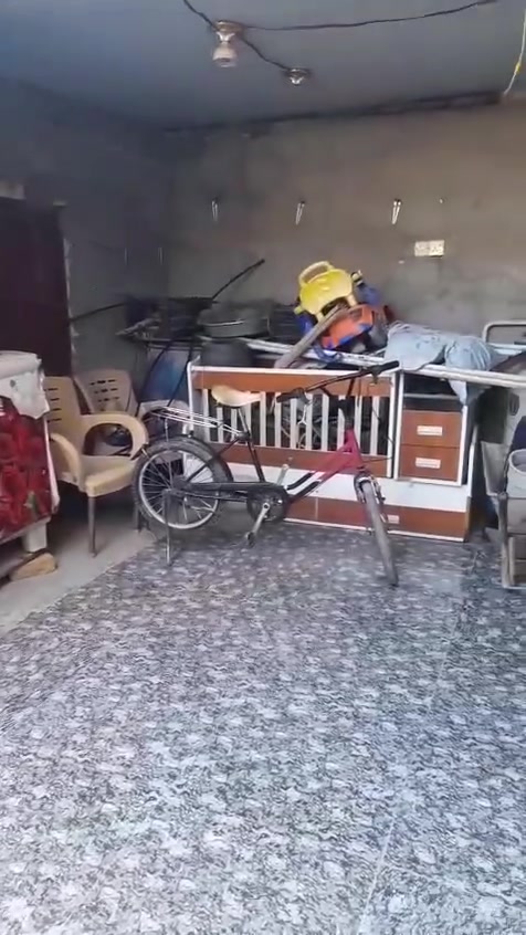 عندي بيت للبيع طويريج منطقة الكوي كافة الخدمات الرقم *********** المساحة ١٠٠متر
