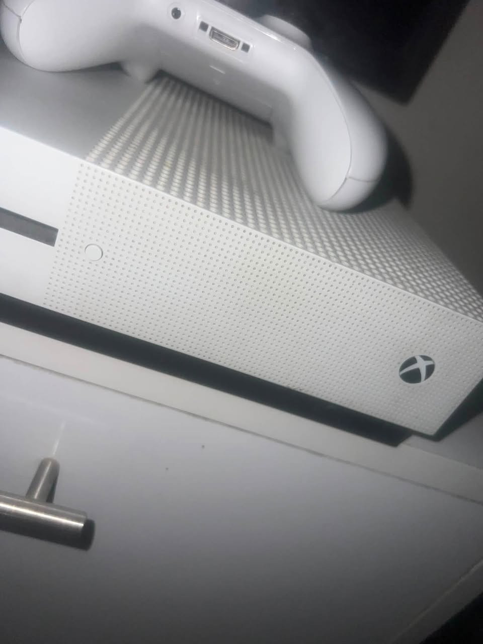 السلام عليكم x Box one s للبيع ذاكرة 1 تيرا جهاز نضيف جدآ +جويستك عدد 2 واذا عندة جهاز مراوس نزل نزل بلتعليقات 
***********
