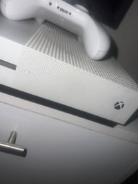 x Box one s للبيع ذاكرة 1 تيرا جهاز نضيف جدآ +جويستك عدد 2 واذا عندة ج...