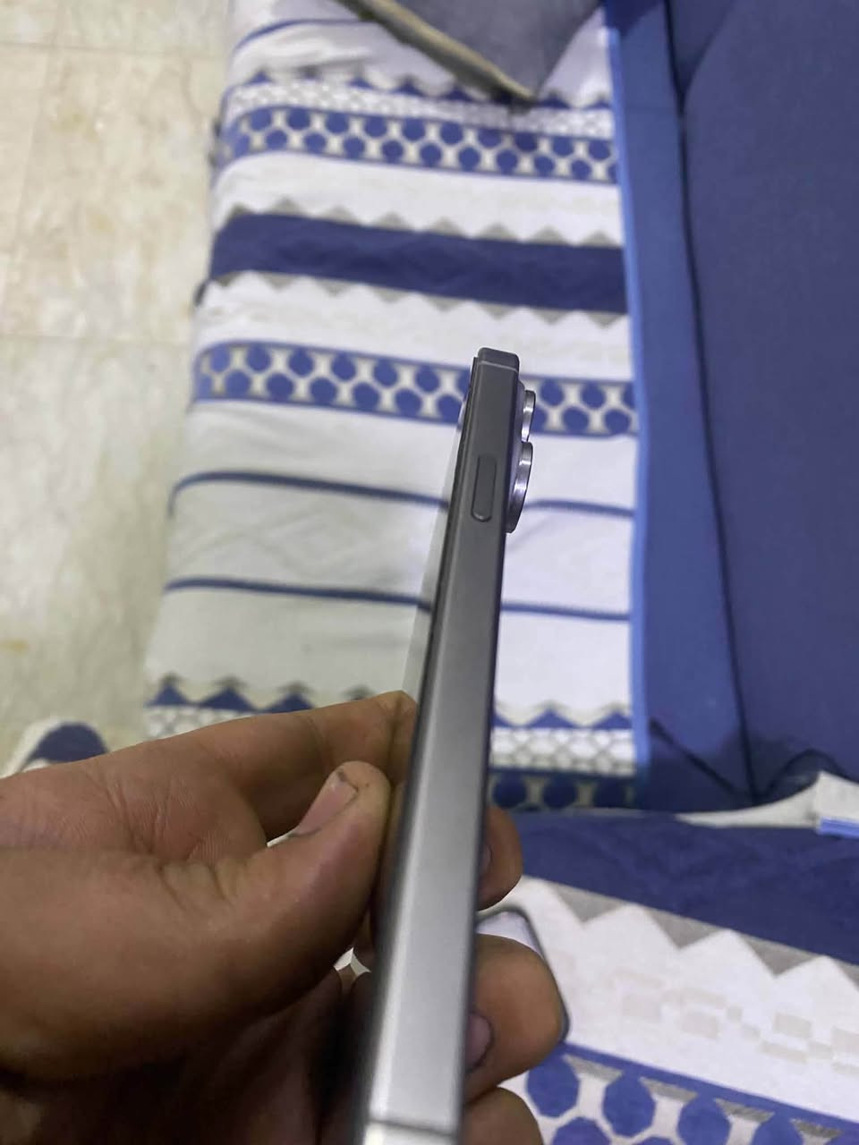 ايفون 15برو ماكس جهاز نضيف 
مكفول ضمان ماستر فاتحه عل ايدي 
استخدام بيت الذاكره 256
بطاريه100
***********
السعر 1250
