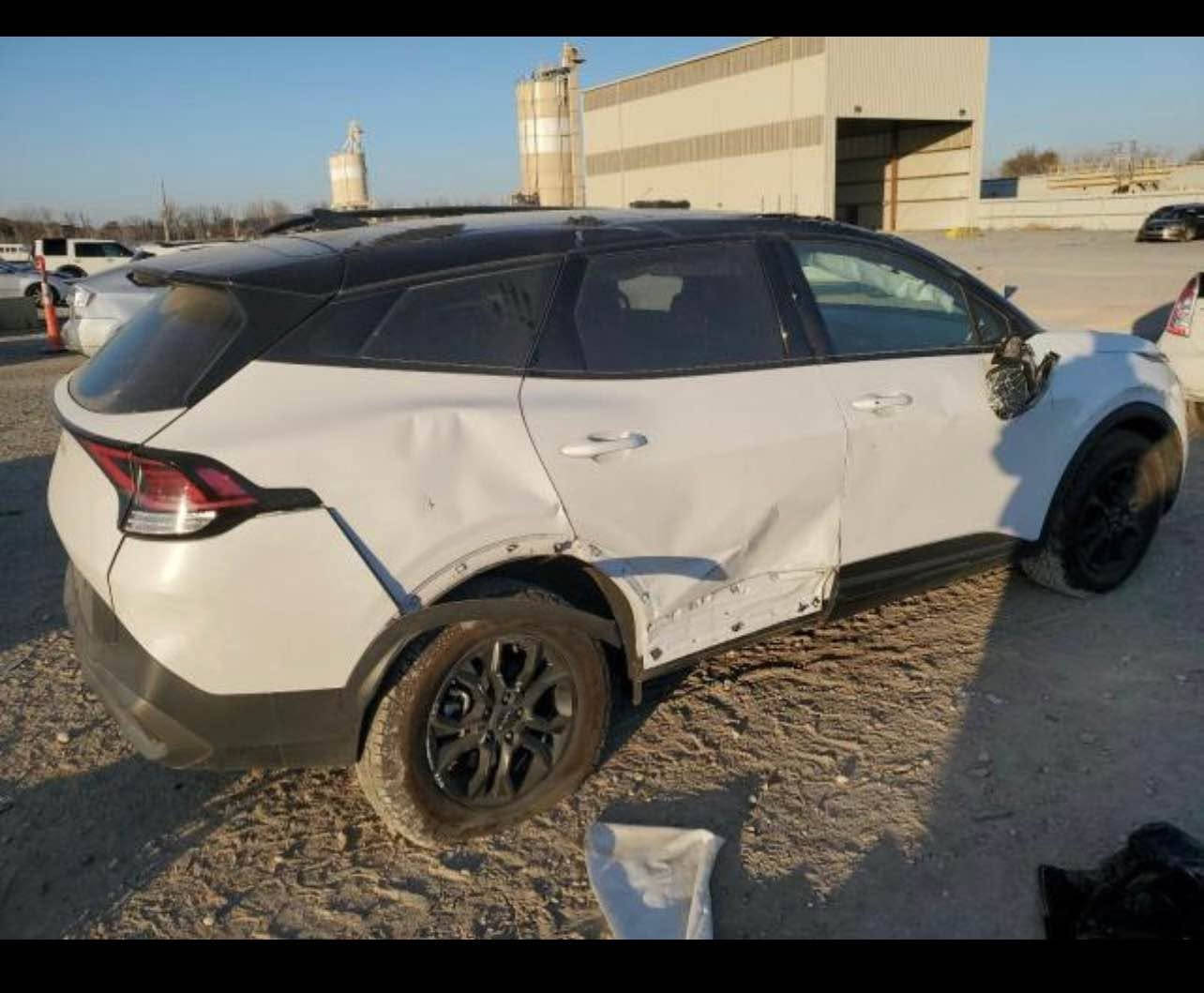 السلام عليكم 
كيا سبورتج X PRO
تو كلر 
موديل 24 
ماشيه 23 
الحادث كما موضوح ب الصور ضرر جانبي 
حالياً ب المنطقه الحره -تدخل حره او كتاب شهداء 
السعر -125 ورقه 
*********** بغداد, العراق
