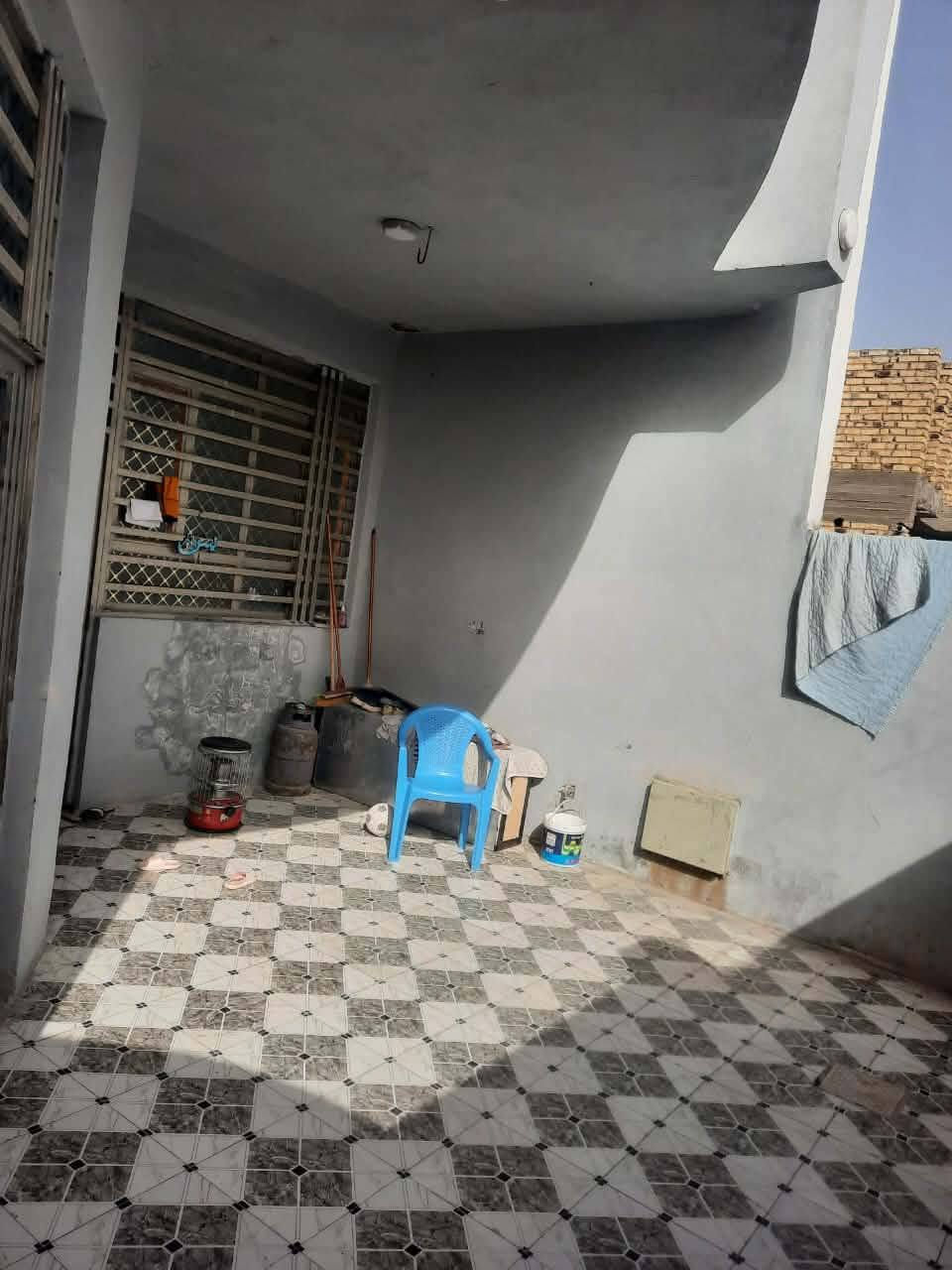 يتوفر  بيت 150 متر بابل ابو غرق  بحي المرتضى طابو صرف كراج سيارة صحيات مطبخ ستقبال صالة درج صحيات منور 2 غرف نوم 2 و فوك بيتونة وصحيات  وغرفة سكف سندويج  وسطح السعر 88 وبي مجال البيت كلة صب من عدة الغرفة الفوك   رقم الهاتف***********
