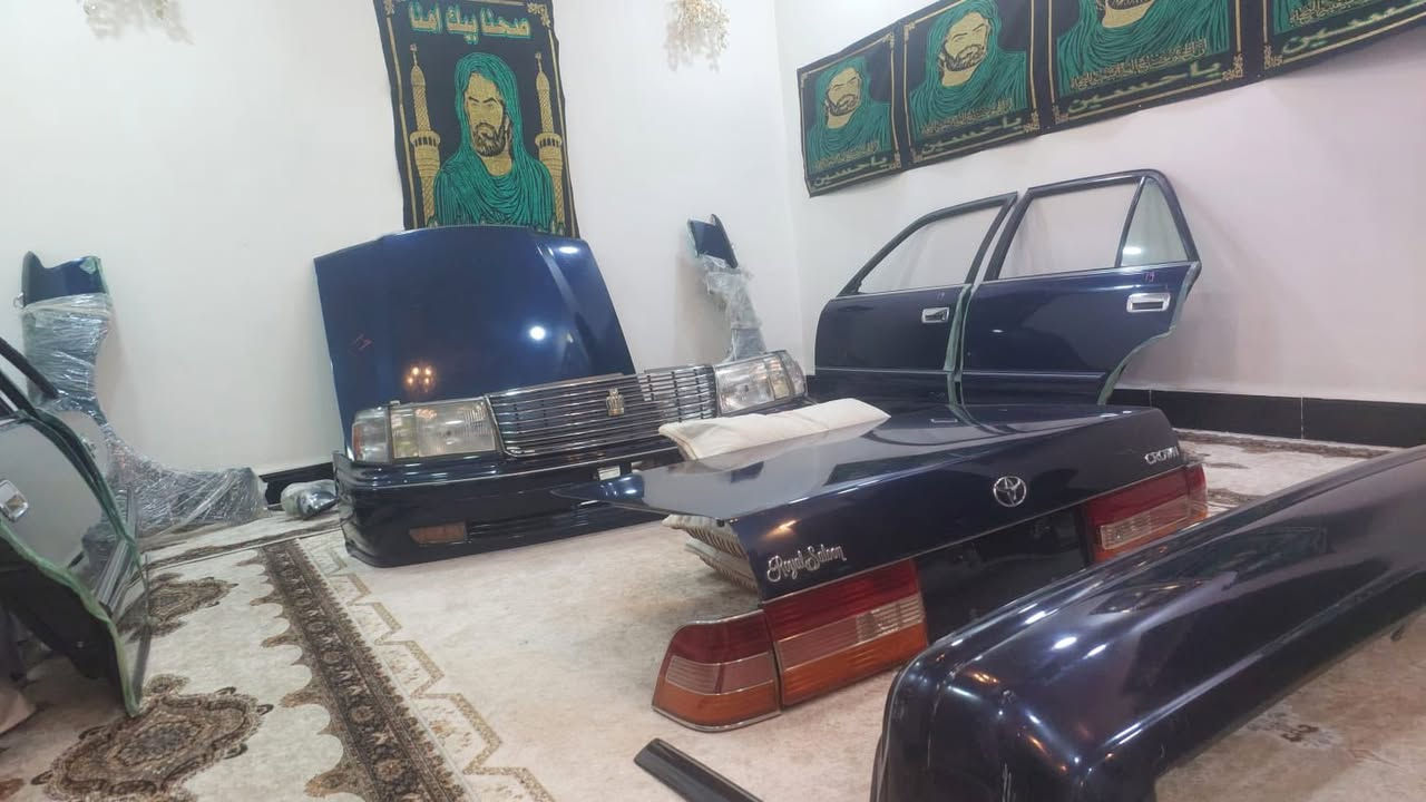 السلام عليكم…. فره كراون راس الثور مديل 2000 كامله بنبد جنطه دعاميات بيبات وبطاين بجم امامي وخلفي جاملغات امامي مري
السعر 15$ 
رقم الموبايل ***********
