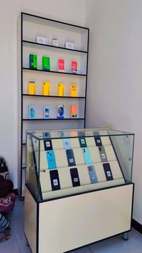 فاترينه • خشب ثقيل • نضافة ١٠٠٪