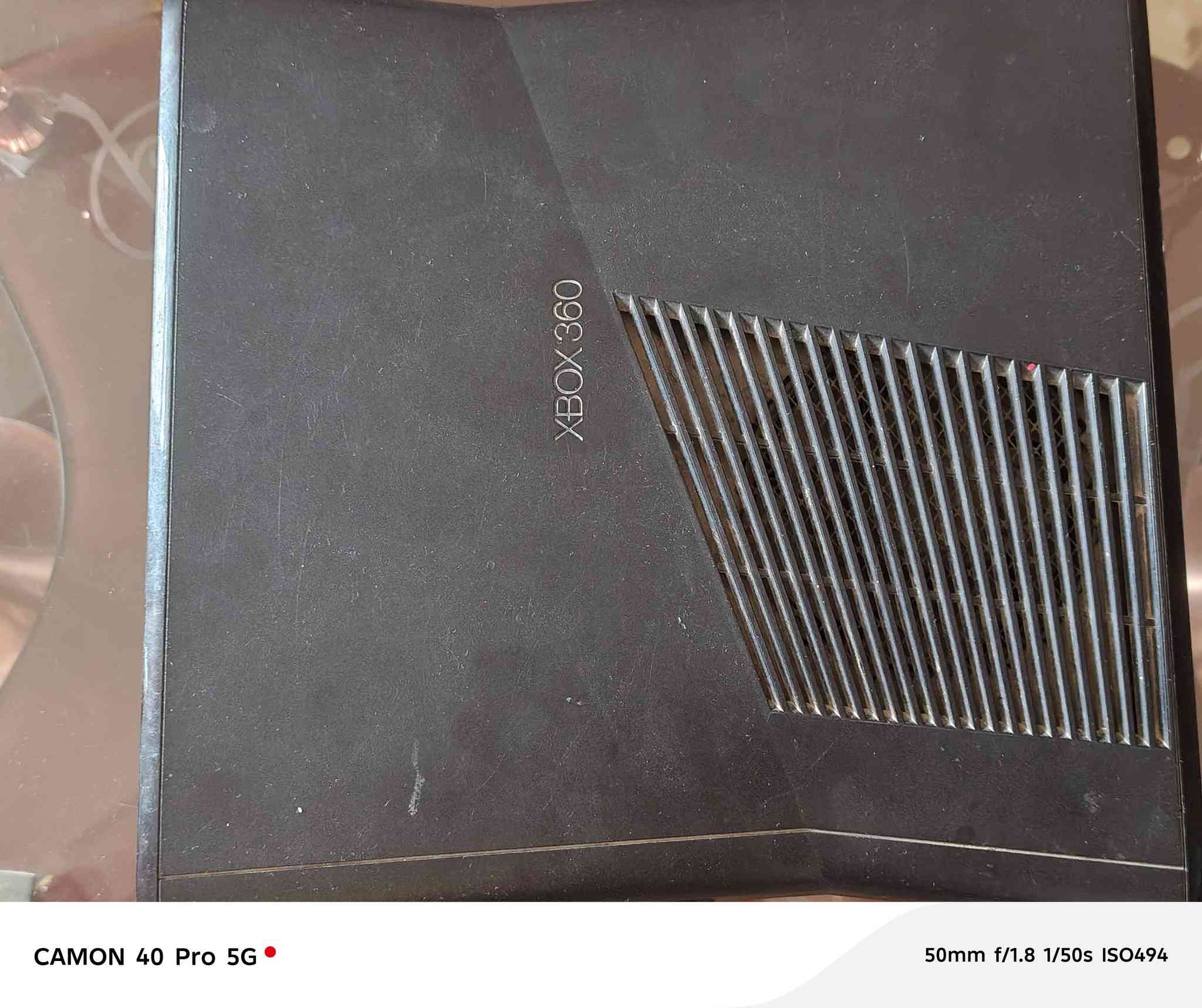 السلام عليكم اكس بوكس للبيع جميع الملحقات و الالعاب 118 إلا شيء واحد بي خلل هو حامل القرص موجود بالصور السعر ***********
