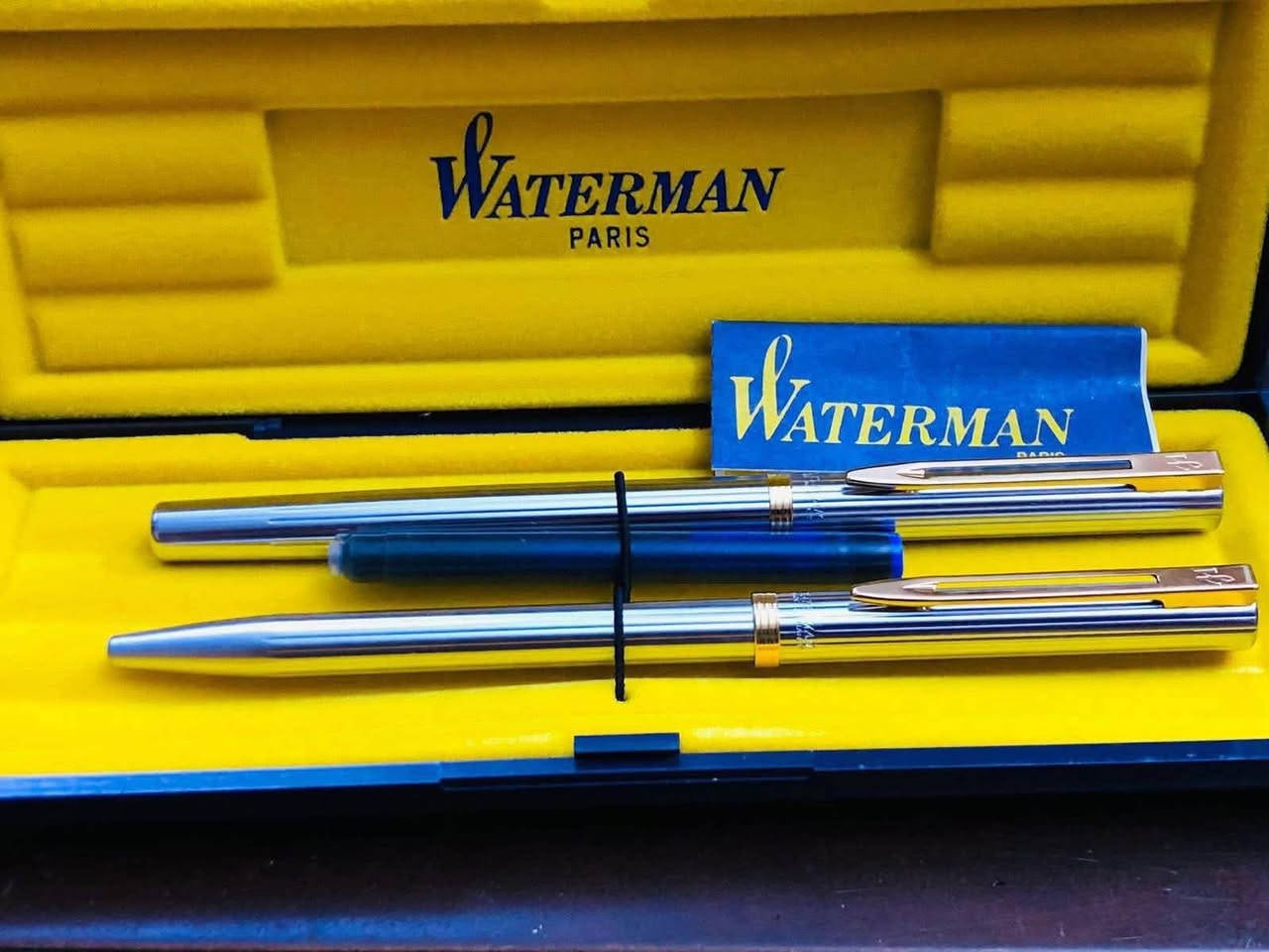 سيت اقلام وترمان ( Waterman) 
فرنسي اصلي انتاج الثمانينات 
 طلاء ذهب وستل استيل نقشه مميزة 
ريشه طلاء ذهب حبر - جاف 
لوك غير مستعمل 
مع العلبه الأصلية والكتلوك  
السعر ١١٠   الف 
للاتصال ***********
