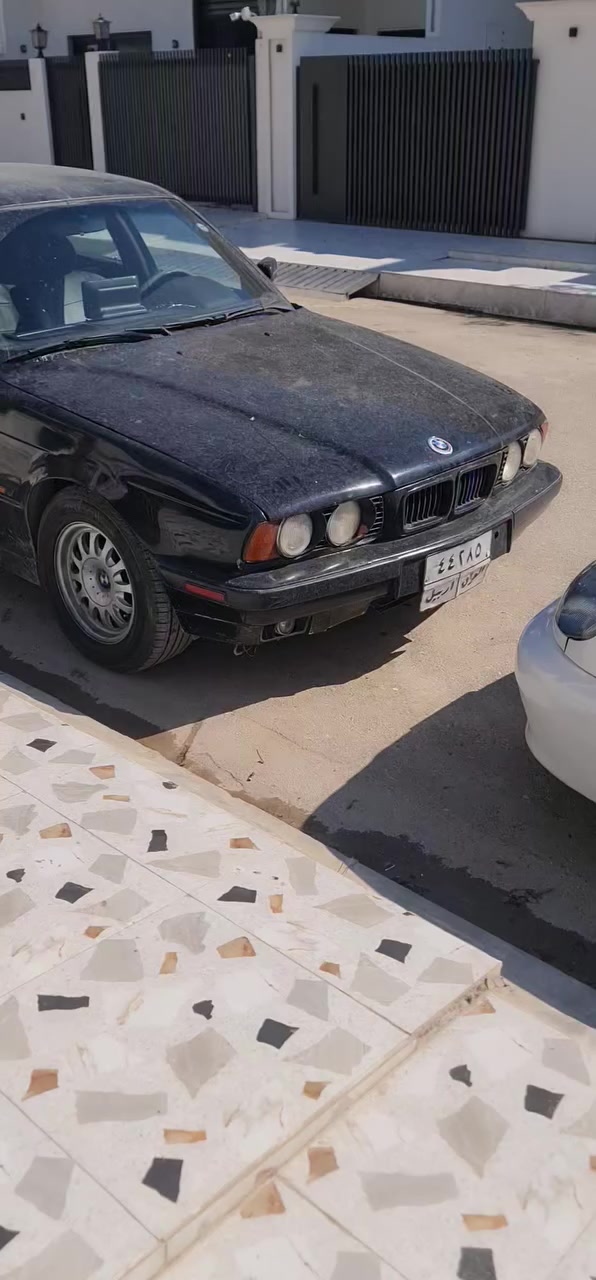 للبيع سعر ٣٥ موديل ١٩٩٣ رقم اربيل عليه ٣ ورقة غرامه يقطع من السعر حجم ٥٢٥شرط الكيروالمحرك اوتوماتيك اربع طاير وصدر وكهربائياته كله شرط  سيارة يرادله صبغ بجم عريض شرط تحويل هزة جديدة سنوية منتهي من ٢٠٢١ اخوان السيارة هيكل ما ابيعه شرط بيه ضرر خلفي والسعر نهايته ٣٥ ويقطع من السعر ٣ ورقات مال غرامة يعني ٣٢ صافي قفل عنوان كركوك شوراو ***********......***********
