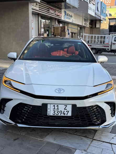 السلام عليكم كامري 2025 للبيع 
الموديل: 2025 (أحدث سنة).
• المنشأ: وارد صيني (بمواصفات مميزة ورياضية).
• المحرك: نظام هايبرد (Hybrid) يعني اقتصادية حيل بالبنزين، تمشيك مسافات طويلة بأقل تكلفة.
• المسافة المقطوعة: فقط 800 كيلومتر (استخدام بسيط جداً للتنقلات التجريبية).
• اللون الخارجي: أبيض لؤلؤي.
• الداخل: جلد أحمر سبورتي مميز (مثل ما مبين بالصور)، سقف بانوراما يفتح.
• الحالة: زيرو، لا صبغ ولا حوادث ولا خدوش، السيارة جديدة بالكامل.
• المواصفات الإضافية: شاشة عرض كبيرة، كاميرات 360 درجة، أنظمة أمان متقدمة، وكل مواصفات الفل الكامل
التواصل ***********
