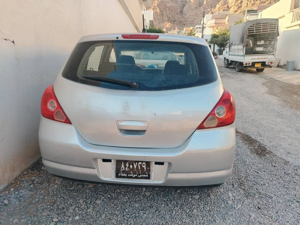 بەناوی خودای بەخشندەی میهرەبان
نیسان ڤێرسا بۆ فرۆشتن 
بڕاوەی دوبەی 
مۆدیل 2006
گێڕ ئۆتۆماتیک 
خایس و ڕزیوی قەترە پێوە نیە
پێش و پشتی کەپسە و هیچ لێدرانی نیە
  برێک و ئەی بی ئێسی بەشەرت 
شاشە ئایپاد
سەیارەکە تابڵێی توندو تۆڵە
گێڕو مەکینەی بەشەرتە
هەیکەلی زۆر جوانەو لوسە 
چوار تایەو ویلی خاوێنی لەژێرە
کۆدی بۆ نەکراوە 
سعری 38  و معامەلەیەکی کەم
 شوێن ڕانیە ..
ژ.م. *********** 
کۆڕەک واتس ئەپی لەسەر 
مەسجیش کراوەیە.. رانية, السليمانية

