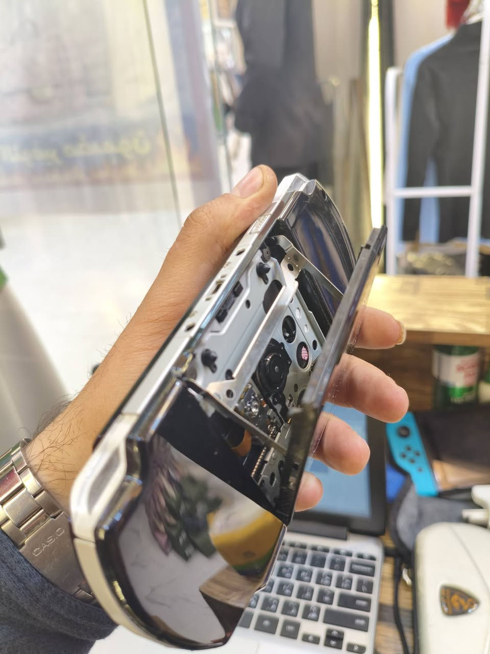 السلام عليكم للبيع
#PSP3000
Psp 3000
#السعر(150  الف)

الجهاز نظيف جدا وممفتوح وكله بلادي 
مهكر وكامل ويا رام 32 وبي العاب موضحه بالفيديو
الملحقات 
حافظة الاصلية مال psp
رام 32 
بطارية بحالة جيدة 
وشاحنة 
مكاني حلة 
***********
يوجد توصيل لجميع المحافظات (6000)
