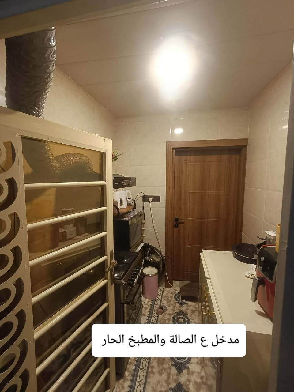 دار للبيع المساحه 130 متر حي الجمعيه خلف مستشفئ الالماني  طابقين بي شقه معزوله يحتوي الطابق الاول علئ غرفه عدد 2 و صاله و استقبال و مطبخ حار و بارد ويحتوي الطابق الثاني نفس الطابق الاول لعلم الدار بي وارد شهري الي يرد يستثمر 700 الف الشهر  الي حاب يستثمر 
الاستفسار اكثر مراجعة مكتب العقيله او اتصل 
***********
