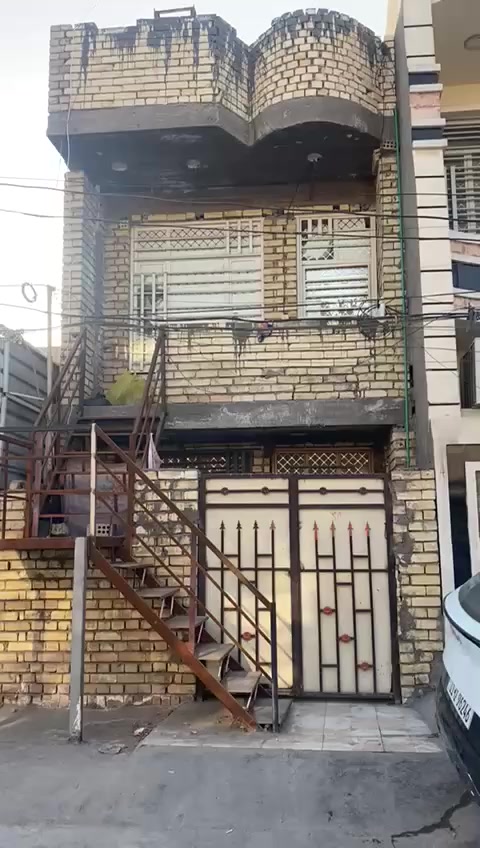 🏡 فرصة استثمارية – بيت للبيع طابو صرف
📍 الموقع: الدورة – الميكانيك – شارع بهجة الجبوري
📐 المساحة: 80 متر
📏 الواجهة: 4 متر
🏠 عدد الطوابق: 3 طوابق
💼 الوضع الاستثماري:
الطابق الأول مؤجر بـ 400 ألف
الطابق الثاني مؤجر بـ 400 ألف
🏠 تفاصيل البيت:
الطابق الأول: استقبال – مطبخ حولي – صحيات – غرفة نوم
الطابق الثاني: غرفتين نوم – صحيات
الطابق الثالث: غرفة نوم (سندويش بنل) – بيتونة – سطح
💰 السعر: 200 مليون

📞 للاستفسار والمعاينة:
***********
