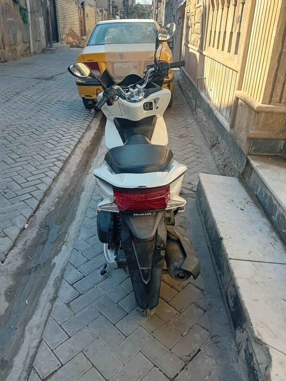 سلام عليكم شباب
دراجة PCX جيل ثاني ماليزي 

مكينة 150 

مواصفات تدفئة بل يدات 

دراجة بلادية ونضيفة حيل               تجي شوفهة احلى من صور وبل عافية الي صير من نصيبة 

والسعر 1850وبيهة مجال قليل كلش 

مكاني مدينة الصدر  ***********
