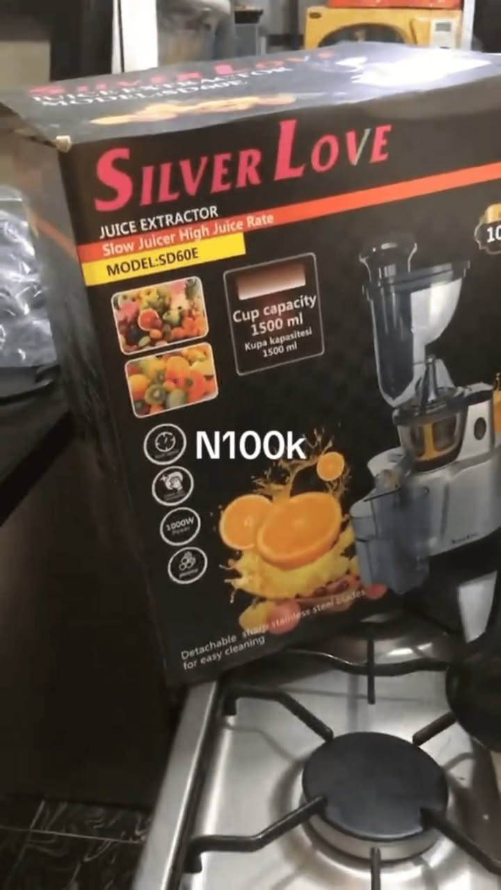 معصارة فواكه وخضروات بطيئة 1000 واط – فوهة واسعة 130 ملم – Silver Love HG-J002

عصر الفواكه الطازجة مثل البرتقال، التفاح، الرمان، العنب وغيرها.

عصر الخضروات مثل الجزر، الخيار، الشمندر والكرفس.

تحضير عصائر صحية يومية غنية بالعناصر الغذائية.

مزج أكثر من نوع فاكهة وخضار في نفس الوقت.

مناسبة للاستخدام المنزلي اليومي أو للعائلات الكبيرة.

فلتر ستانلس ستيل عالي الجودة لاستخلاص عصير نقي وقليل الرواسب.

نظام أمان مزدوج يمنع التشغيل عند التركيب غير الصحيح.

زر تشغيل أمامي (تشغيل  إيقاف  عكس) لمعالجة الانسداد بسهولة.

حاوية عصير وحاوية بقايا (لب) منفصلة.

قاعدة مانعة للانزلاق لثبات أكبر أثناء التشغيل.

هيكل خارجي بتصميم أنيق مع واجهة ستانلس ستيل.

السعر 64 الف دينار 

#التوصل_مجاني بغداد
التوصيل 3000 دينار محافظات

*********** واتس اب
