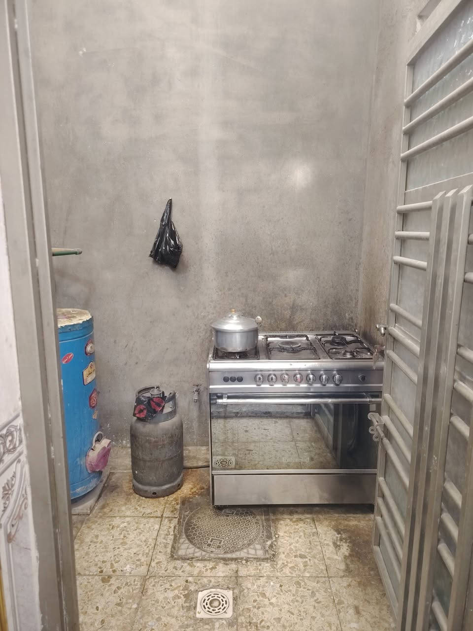 سلام عليكم هاذ البيت للبيع مساحته 120 متر طابق واحد كامل واجهة 6متر نزال 20متر على عن الشارع خدمات المنطقه كامله لبيت عدد غرف نوم 2 وصال وستقبال ومطبخ وترك عدد 2 وحمامات عدد2 السعر 85ملون وبي مجال ولستفسار أكثر تصل على رقم *********** الموقع الظباط الثاني قرب ساحت هاني
