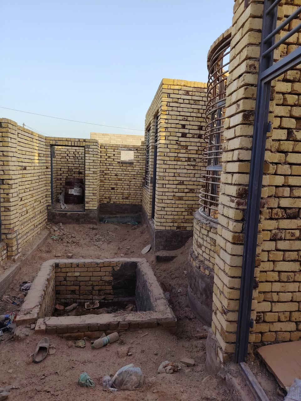 الهيكل للبيع ٢٠٠ متر أساس صب والبناء طابوق والحداديه درجه اولى للأستفسار ***********
