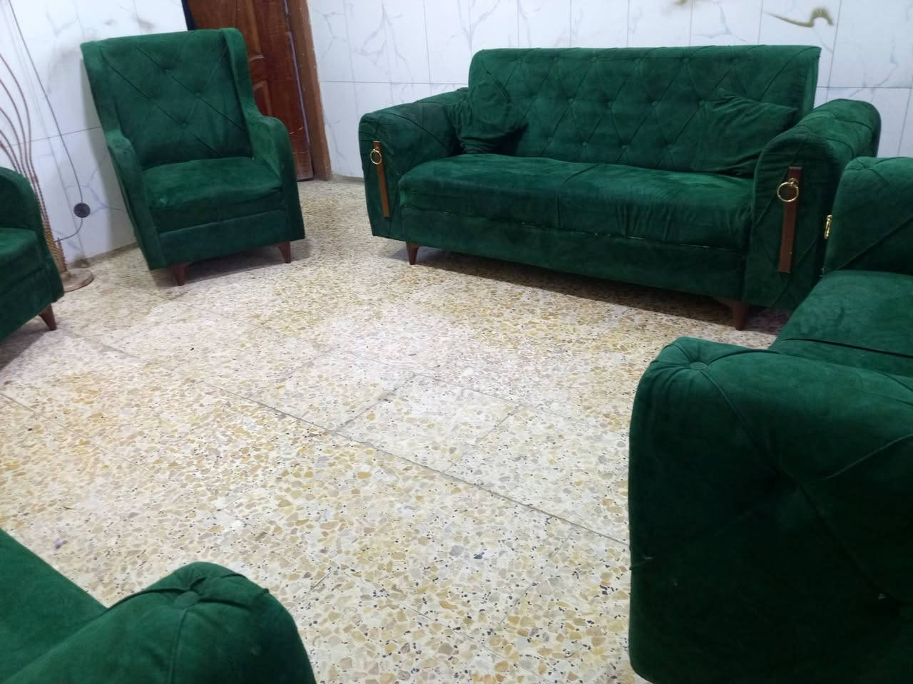 تخم تكمه نظيف جدا 10مقاعد ب225الف وبي مجال المكان الوشاش ***********يوجد توصيل بكروة  يوجد واتس اب
