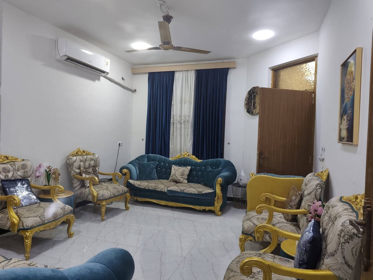دار سكن للبيع
مجمع الرواد السكني . 
مقدمه. 100 باقي 100 شهريا 550 
طابق واحد جاهز للسكن . 
للاستفسار الاتصال احمد الخناق *********** .
