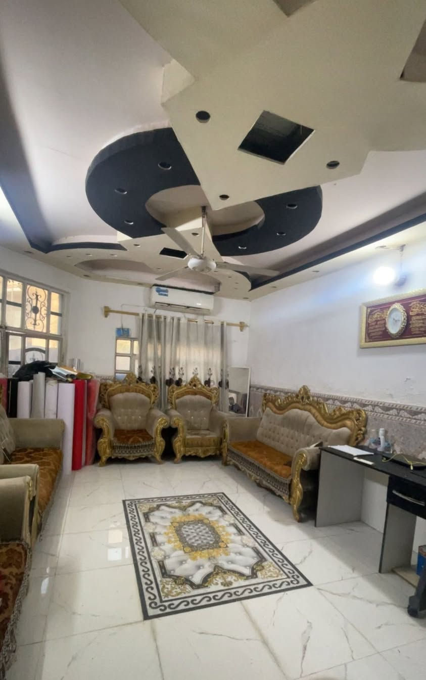 السلام عليكم دار للبيع المساحه 213م تجاوز ركن شارع تجاري قريب على الشارع العام طابق ونص                    العنوان الشعب حي البساتين شارع التكاتك 
يحتوي الطابع الاول على غرف عدد 2+ استقبال+ صاله كبيره+ مطبخ + خدمات عدد ٣ 
الطابق الثاني مفتوح غرفه وستقبال وخدمات 
يحتوي على محلات عدد 2 مؤجرات الوارد الشهري 325 الف 
صالح للسكن او تكدر اسوي مشروع تجاري 
السعر 130 وبي مجال 
للاستفسار ***********
