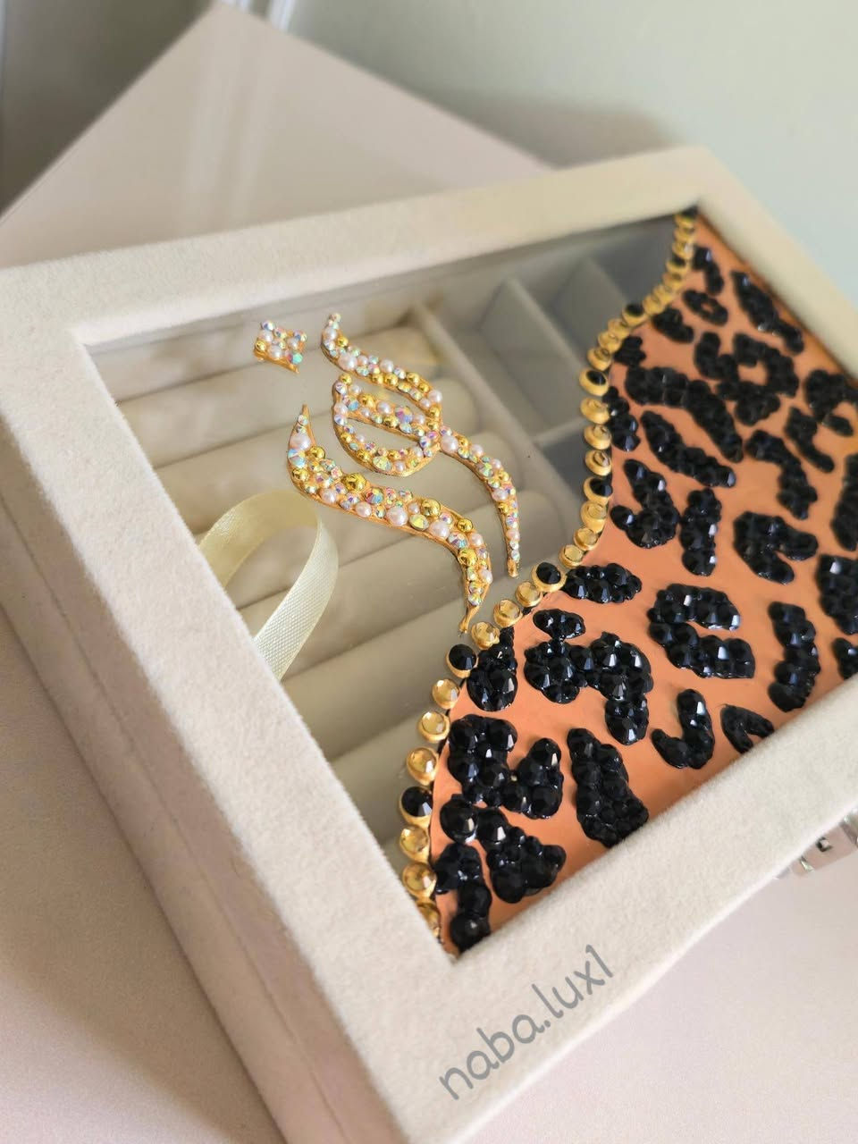 القطع مصنوعة يدوياً بكل دقة، ونولي اهتماماً فائقاً لكل تفصيلة صغيرة لنضمن لكم أرقى مستويات الجودة والتميز.✨️
"تفاصيل الطلب والاستفسارات متاحة دائماً عبر الرسائل. 📩
نعتز بلمستكم التي تكتمل بها إبداعاتنا اليدوية، وبدعمكم الذي يمنحنا دافعاً للاستمرار."🤍
السعر // من 13 الى 18  حسب الطلب والتفاصيل ✨️
​#هدايا_مميزة #اعمال_يدوية #فن_يدوي #تصاميم_خاصة #اكسبلور_العراق


**إذا كنت صاحب هذا الإعلان وتريد حذفه لأي سبب، رجاءا أرسل رسالة إلى الدعم الفني**