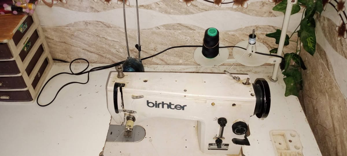 مكينة خياطه جاهزه ونظيفه مابيها اي عيب سعرها ١٥٠ الف وبيها مجال بسيط ***********
