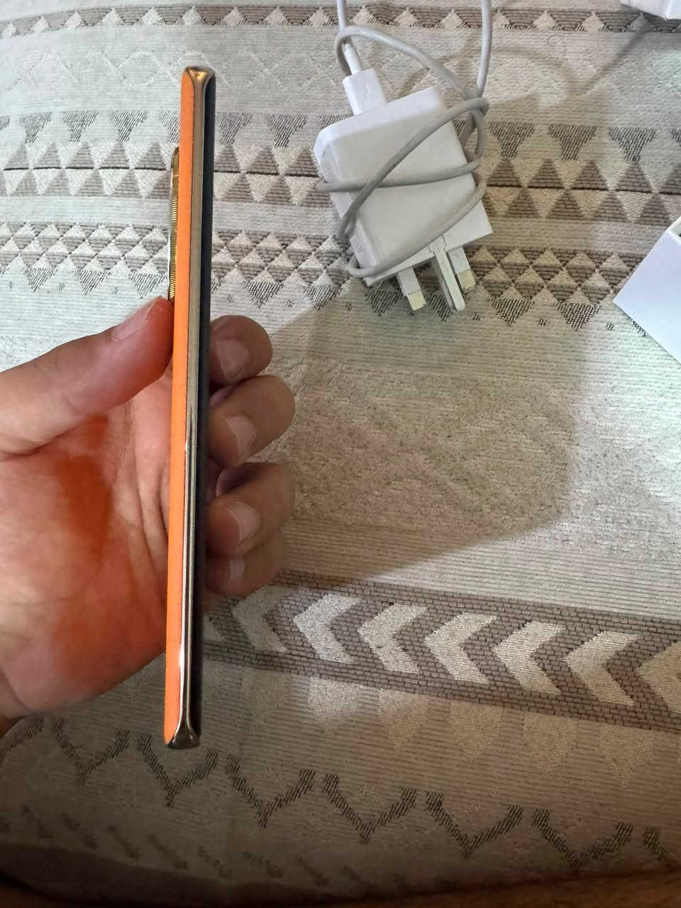 سلام عليكم هونر X9C ذاكره ٢٥٦ بطاريه ٦٦٠٠ الجهاز مستخدم فقط ١٥ يوم الجهاز كارتونته ضاعت ف اني عدي مال بي راح اطي ويا الي ياخذه الجهاز مكفول وما بي اي عيب  الجهاز ويا شاحنته الصليه ولاصق  اصلي وكفر جلد هم مرتب  الجهاز للبيع أو مراوس سعر ٣٥٠ وبي مجال قليل عنوني كربلاء حسينيه جريه رقم ***********
