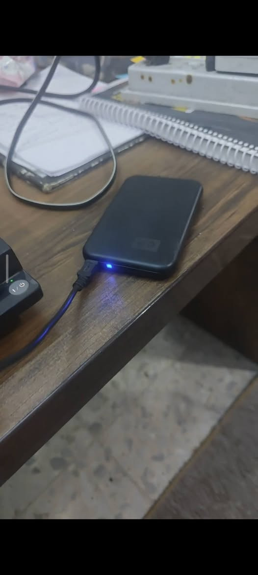 بلي 3 سلم نضيف مامصلح ولاداخل تصليح يجي وياة هارد خارجي مساحة 500 جيجة متروس العاب عددهن 60 وتكدر تخلي العاب بالهارد الداخلي  والخارجي ويجي وياة 2 يدات اصليات السعر 125 وبي مجال للعزاز
 توصيل موجودة لكل المحفضات
***********
