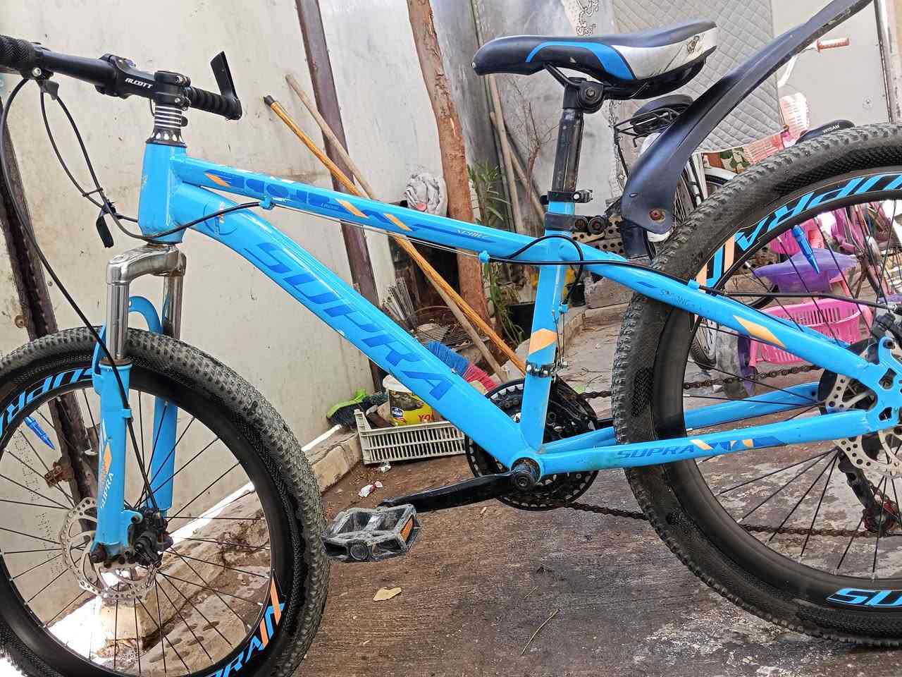 الدراجة هي SUPRA، ويظهر على الإطار: 
العلامة: SUPRA
الموديل: XTRAIL
الفئة: دراجة جبلية (MTB)
كما ألاحظ أنها تحتوي على:
شوكة أمامية مع نظام تعليق.
فرامل قرصية ميكانيكية أمامية وخلفية.
ناقل حركة أمامي ثلاثي (3 سرعات أمامية)، ومن المحتمل أن تكون 3×7 = 21 سرعة.
عجلات تبدو بقياس 27.5 بوصة (مع احتمال أن تكون 29 بوصة حسب المقاس المكتوب على الإطار).
بشكل عام، هذه دراجة مناسبة للقيادة داخل المدينة والطرق الترابية الخفيفة، وليست مخصصة للنزولات الجبلية القاسية أو الاحترافية 
والسعر 110 وبي مجال 
المكان بغداد الدورة


**إذا كنت صاحب هذا الإعلان وتريد حذفه لأي سبب، رجاءا أرسل رسالة إلى الدعم الفني**