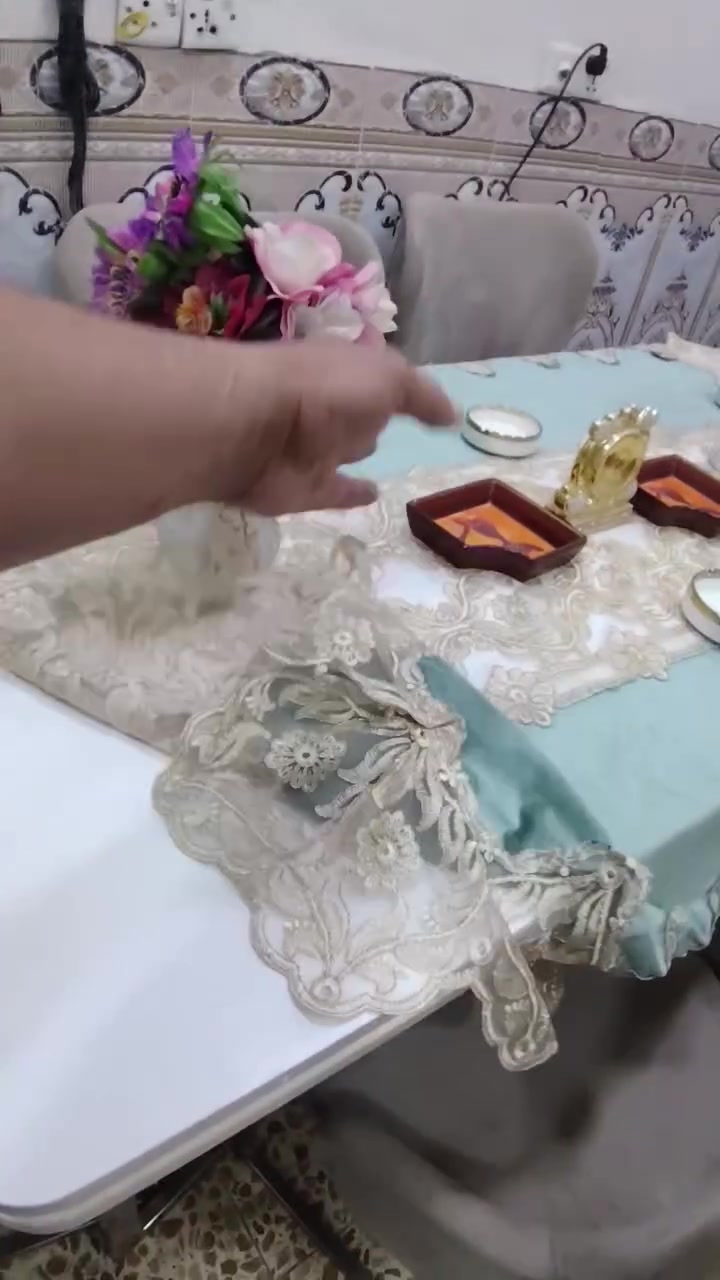تخم 10مقاعد جديد. مع طبلة وسطيه. مع ميز طعام. 6كراسي. فخم جدآ. الدورة البوعيثة. ***********. ممتواجد على الفيس. الي يحب يراسلني واتساب. موجود.
