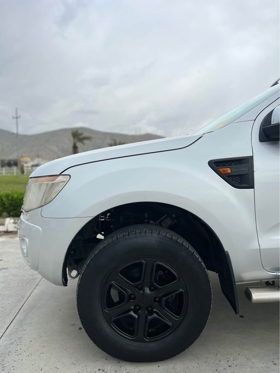 فۆرد ڕەنجەر مۆدیل ٢٠١٥ بەنزین گێر مەکینە ئەکسل بەشەرت مەکینەی نەکراوەتەوە ٤ تایەو ویلی تازەی لەژێر دایە سەنەوی تازەیە قەپات مواسەفاتە ٤ جام کارەبا تەحدیل سرعە ئاوێنە شەفت ١ پارچەی بۆیاغە بێ دەعم و لێدران کاڵ بونەوەی نیە نرخی ١٣٧ مجال ژ.م*********** رانية, السليمانية
