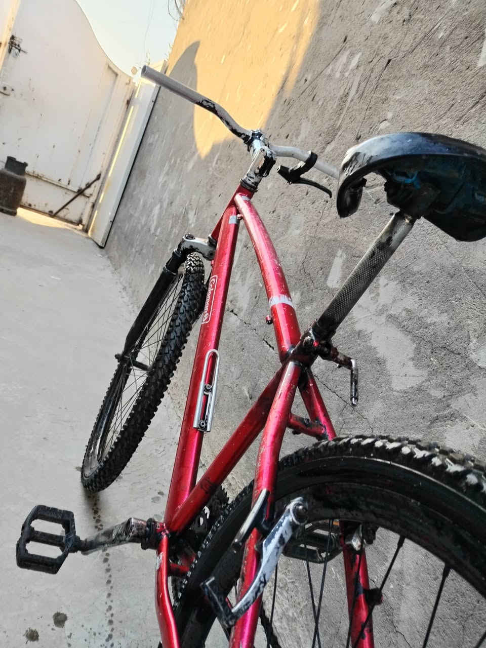 سلام عليكم بايسكل البيع لون احمر نضيف وحلو عكرب جديد يمشي كلشي مناقصه سعر 25وبي مجال (العنوان بغداد حي نصر)  رقم التليفون***********
