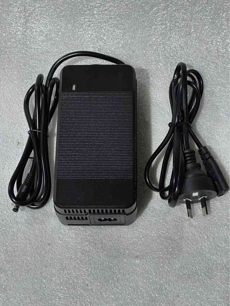 عربي:
محول شاحن بطارية، مصمم خصيصًا لشحن بطاريات الليثيوم 48 فولت. يتميز هذا الشاحن بغلاف مقاوم للاشتعال مصنوع من مادة بلاستيكية هندسية متينة من نوع PCB وPC، مما يضمن مقاومته لدرجات الحرارة العالية، ومقاومته للاشتعال، ومقاومته للحريق لضمان سلامتك. تشمل المواصفات الرئيسية ما يلي: - **جهد الإدخال:** 100-240 فولت، 50/60 هرتز - **جهد الشحن:** 54.6 فولت - **تيار الشحن:** 3 أمبير. الشاحن مزود بمؤشر LED يتيح لك مراقبة حالة الشحن بسهولة. يشير الضوء الأحمر إلى أن الشاحن يشحن البطارية، بينما يشير الضوء الأخضر إلى اكتمال شحنها.

کوردی:
ئەداپتەری بارگاویکەرەوەی پاتری، بە تایبەتی بۆ شەحنکردنەوەی پاتری لیتیۆمی 48V دروستکراوە. ئەم بارگاویکەرەوە تایبەتمەندی توێکڵێکی ئاگرکوژێنەرەوەی هەیە کە لە مادەی پلاستیکی ئەندازیاری PCB و PC بەهێز دروستکراوە، دڵنیای دەدات کە بەرگری لە پلەی گەرمی بەرز دەکات، بڵێسە دەگرێت، و دژە ئاگرە بۆ سەلامەتیتان. تایبەتمەندییە سەرەکییەکان بریتین لە: - **ڤۆڵتیەی هاتنەژوورەوە:** 100-240V، 50/60Hz - **ڤۆڵتیەی شەحنکردنەوە:** 54.6V - **کارەنتی شەحنکردنەوە:** 3A بارگاویکەرەوەکە بە نیشاندەری LED تەیار کراوە کە ڕێگەت پێدەدات بە ئاسانی چاودێری دۆخی شەحنکردنەوە بکەیت. گڵۆپی سوور ئاماژەیە بۆ ئەوەی کە شەحنەکە چالاکانە شەحن دەبێتەوە، لە کاتێکدا گڵۆپی سەوز ئاماژەیە بۆ ئەوەی کە پاترییەکە بە تەواوی بارگاوی بووەتەوە.

English:
Battery Charger Adapter, designed specifically for 48V lithium battery charging. This charger features a flame retardant shell made from durable PCB and PC engineering plastic material, ensuring it is resistant to high temperatures, flame retardant, and fireproof for your safety. Key specifications include: - **Input Voltage:** 100-240V, 50/60Hz - **Charging Voltage:** 54.6V - **Charging Current:** 3A The charger is equipped with an LED indicator that allows you to easily monitor the charging status. The red light indicates that the charger is actively charging, while the green light signals that the battery is fully charged. السليمانية, العراق


**إذا كنت صاحب هذا الإعلان وتريد حذفه لأي سبب، رجاءا أرسل رسالة إلى الدعم الفني**