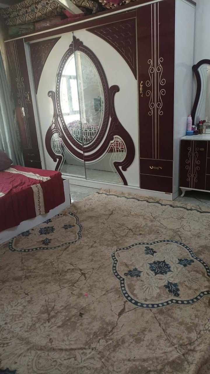 السلام عليكم بيت للبيع او مراوس في بيت اكبر ويفضل في حي الزهراء او قريب ع الاكرمين
المساحه 200م في حي الجمعيه قرب جامع طالب شيال طابقين الطابق الثاني يحتوي على غرفة وصالة ومطبخ وصحيات *********** موجود فيس وواتساب
