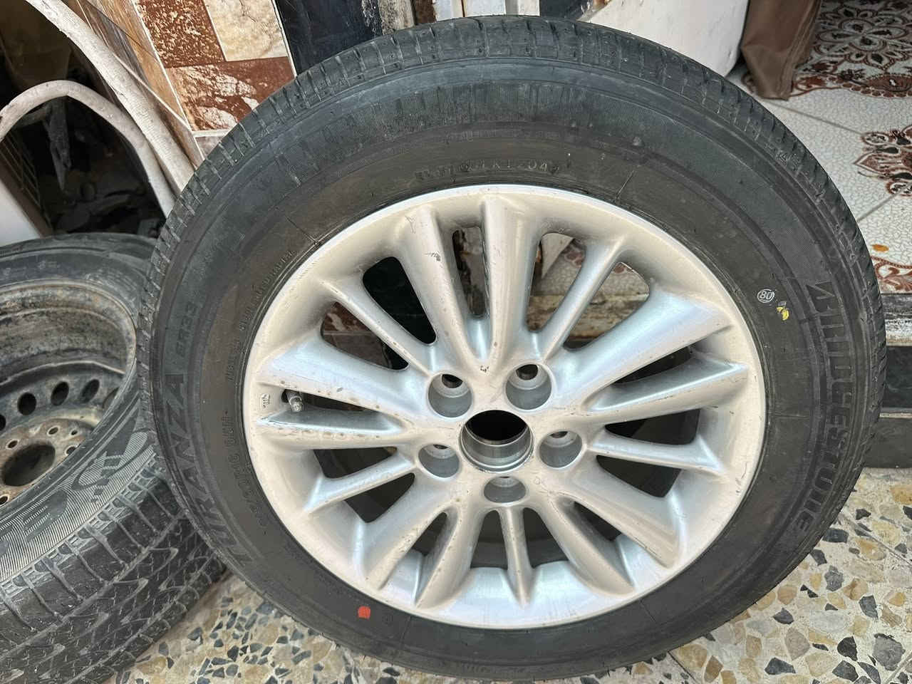 السلام عليكم عندي هاي الإطارات زوج نفس القياس و ويل كب مع تاير جديد مال حاويه@ و ويل مال سياره عاليه و إطار مفرد مع تخم ويل كب وهذا رقمي ***********

