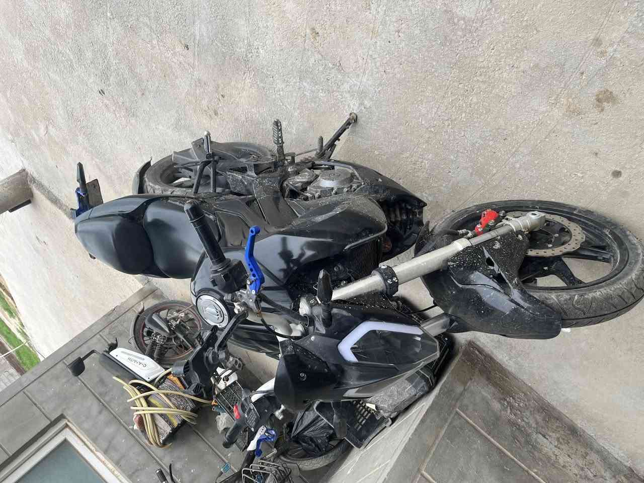 السلام عليكم بنلي إيطالي للبيع موديل 2020
رقم وسنويه بصره تحويله بكل محافظات العراق لان الدراجه مارشفه بل مرور محرك ١٧٥دراجه خير من الله شلعه ومعدل ماشالله صوت رياضي مكاني حله شارع 80رقم *********** 

سعر 2150وبيه مجال قليل والي ميعرف أسعارهن ليحكي بكيفه
