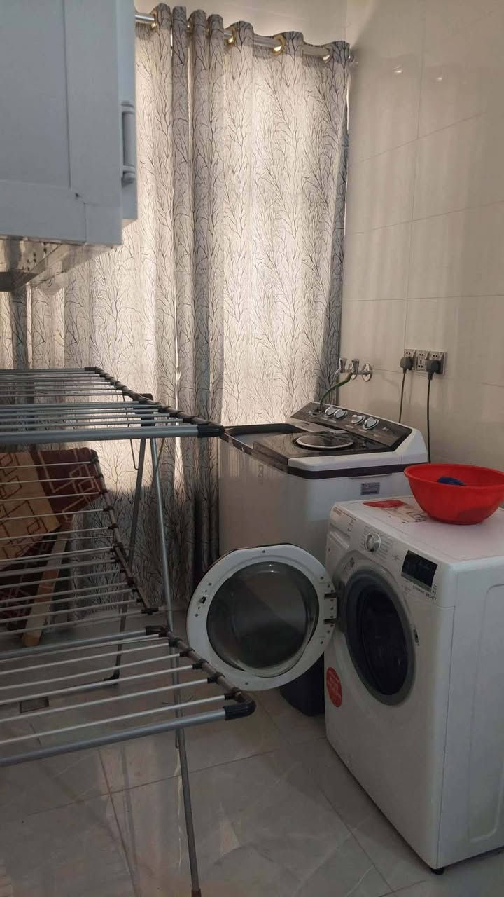 بيت ١٥٠ متر بناء حديث مودرن سنة البناء قبل سنه طابقين ونص نضام الغرف سويتات البيت كل حيطانه بورسلين عدا السقوف بورك الاتصال ***********
