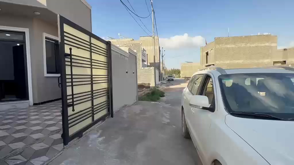 السلام عليكم 
🏡🔥 دار حديثة للبيع – موقع مميز وسعر مناسب جداً 🔥🏡
✨ بناء جديد – مكمل من شهرين فقط
✨ قريب من الشارع العام – 100 متر فقط
✨ مساحة 150 متر – طابق واحد
✨ موقع ممتاز طريق حلة بغداد قرب كوين بارك
استقبال أنيق
كندور
مطبخ
غرفتين نوم
مجمع صحيات
المميزات:
✔️ كافة الخدمات متوفرة
✔️ ماء وكهرباء
✔️ شارع تبليط
✔️ إنارة كاملة
✔️ عرض الشارع 10 متر
✔️ موقع مطلوب وقريب من الخدمات
📍 العنوان: طريق حلة بغداد قرب كوين بارك مجاور محطة تعبئة الوقود لؤلؤة بابل
📞 للاستفسار الاتصال على الأرقام التالية:
***********
***********
أو زيارة مكتب جنة الفرات للعقار قرب كوين بارك
💥 توجد عروض أخرى حسب الطلب ورغبة المشتري
