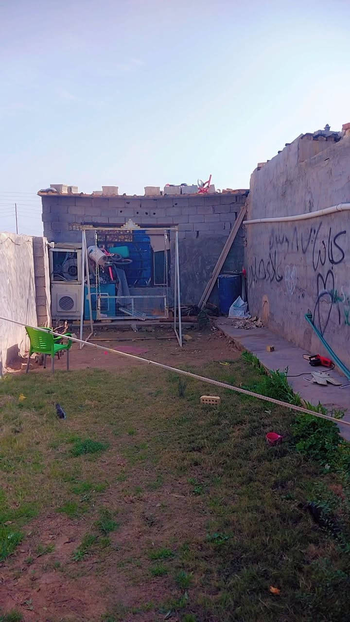 السلام عليكم بيت البيع المساحه 230 البناء 115 والباقي مسيجه من ضمن البيت بيه غرفه بلخير واي البيت والباقي حديقه بصف صيطره شارع الملعب اول خط بناء بلوك صب عد غرفه واحده سندويج من ضمن البيت عوزه بس بيتونه كامل كاشي عراقي درجه اول  قمريه الحوش مالته كله جاهز  سراميك امي كهرباء خطين المنطقه مخدومه كامله جوارينه والله ناس طيبه كلش السعر 40 وبيه مجال  ***********
