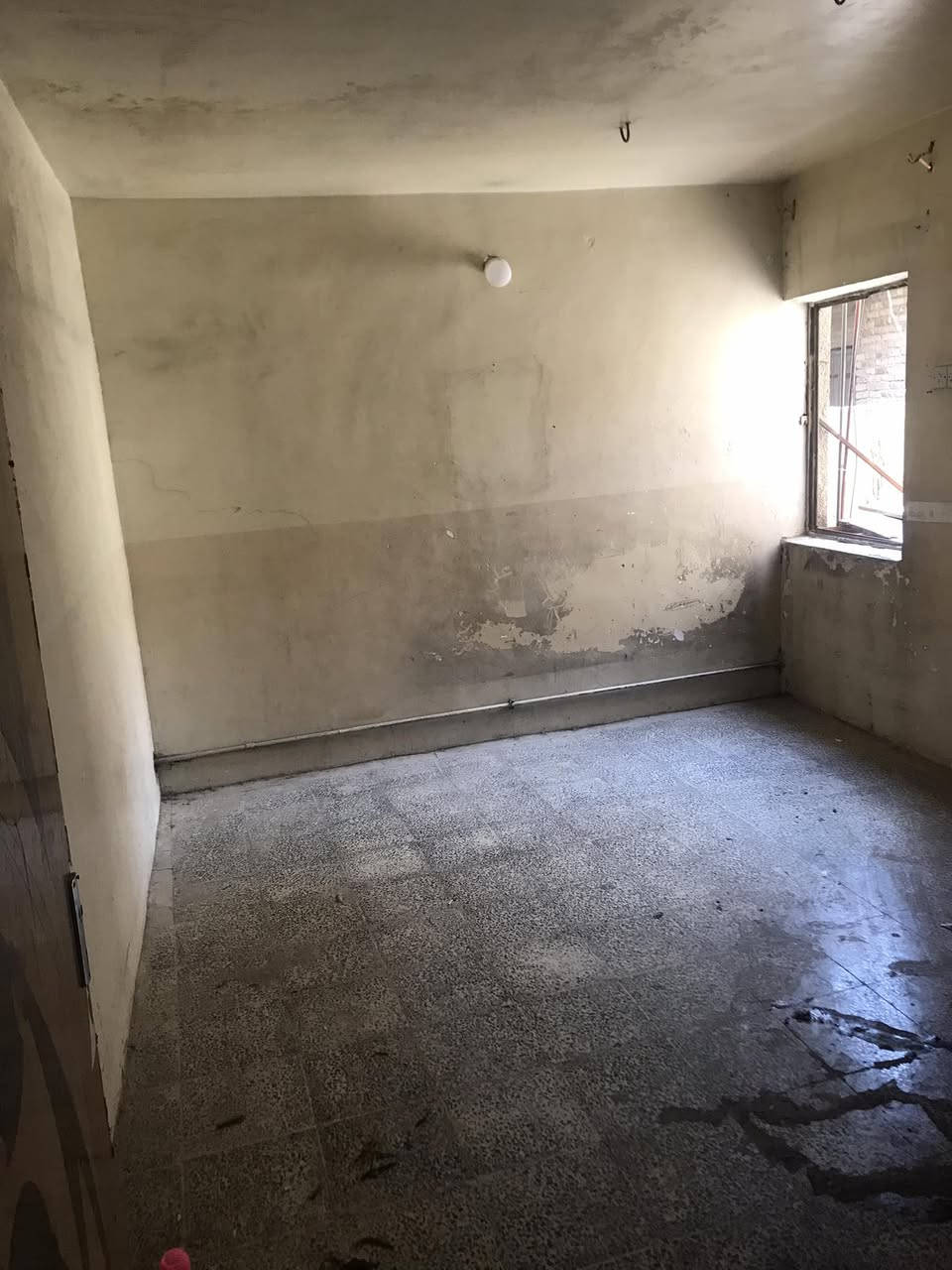 بيت للإيجار طابق ثاني مساحه 150 م2 تحتوي غرفتين وصالة وحولي مع الخدمات ، العنوان ابو دشير فرع حلويات سموري اول فرع على اليمين خلف سموري إيجاره 350 للتواصل موبايل *********** واتس أب ..
