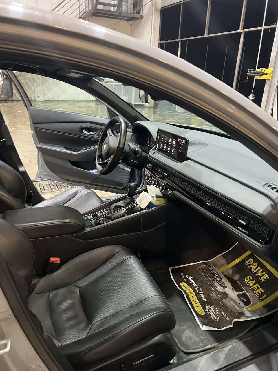 السلام عليكم
هوندا اكورد 2024 sport  L
اللون :سمنتي 
 بدون شواصي ولغود 
نقصهة رادار و بوليش
السعر 20.800$ بيهة مجال بسيط
***********
