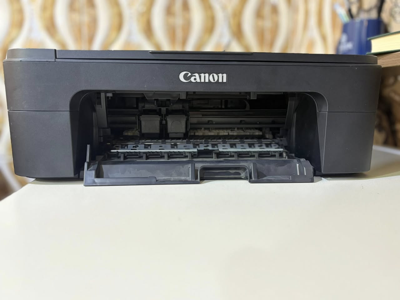 🎨🖨️ للبيع طابعة Canon PIXMA TS3140 — طابعة ملونة ممتازة 🟦🟩🟧
طابعة عملية جداً ونظيفة وشغّالة تمام كما واضح في الصور.

🔹 المواصفات بالتفصيل:
🟧 طابعة ملونة (Color Printer)
🖨️ 3 في 1: طباعة – تصوير – سكانر
📶 تعمل بـ WiFi
📱 تدعم الطباعة من الموبايل مباشرة
📄 درج ورق خلفي + مخرج أمامي
🔍 سكانر واضح ودقيق للصور والمستندات
📟 شاشة صغيرة للتحكم والإعدادات
💡 استهلاك حبر اقتصادي
⚡ سرعة مناسبة للاستخدام اليومي
📦 حجم خفيف وسهل النقل

🔸 الحالة:
✔️ بحالة ممتازة
✔️ محتاجة حبر فقط
للاستفسار ***********
