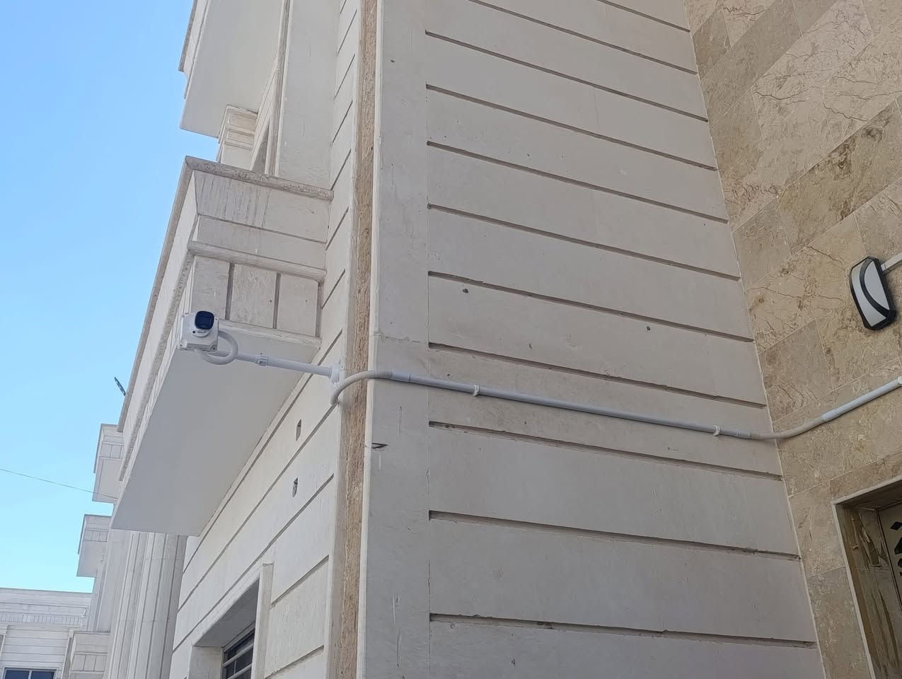 تم تأمين اعدادية الفرات في الناصرية 

بكاميرات 5 ميكا عدد 8  من شركة دهوا العالمية بعمل احترافي بأستخدام بايبات لاعطاء مظهر لائق وجمالية الموقع 

المواد المستخدمة 
1- XVR 4K 8CH دهوا
2- 8 كاميرات 5 ميكا سمارت
3- هارد 2 تيرا WD 
4-  UPS120W

5- ذراع كاميرا متغير 
6-بوكسات لحماية الكونكترات من الامطار والظروف الجوية .

السيد فني نصب وصيانه كامرات المراقبه 
***********
