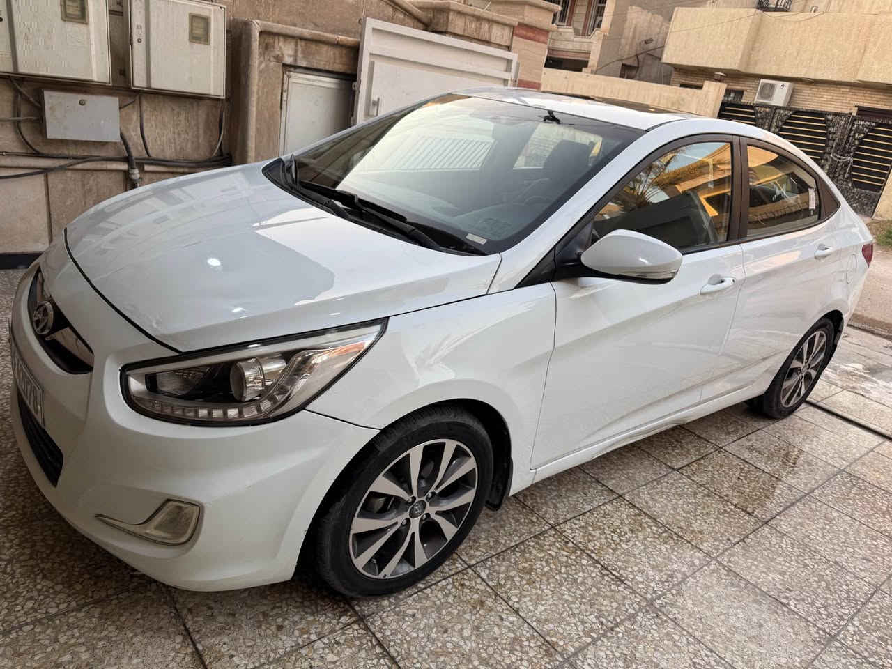 اكسنت موديل 2016 لون ابيض خليجي 
رقم بغداد  انكليزي
فتحة سقف ويل ١٧ لايت شمعه ليد
ماشية اقل 48000 حقيقي 
محرك 1600 دبل قطارة
كير  atm ومحرك وتبريد فوول ممتازه بلادي
ملاحظة بيهه صبغ ربع او 5 اصابع بالجاملغ الامامي جهة السايق والدعامية الخلفية مبدله  والدوسه جهة السايق بيهه ضربه خفيفه ممأثرة وكلهه موضحة بالصور ويوجد بارد بالباب سايق ممبينه
غرفة السيارة بلاديه وكلش نظيف والارضيه مغلفة جلد للحفاظ عليه 
السعر ب 100 ورقة 
مكان السيارة بغداد/زيونه  
 الهاتف : *********** بغداد, العراق
