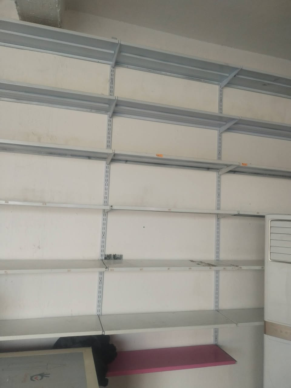 رفوف حديد جدارية استعمال قليل عدد ٧٢ قطعة للبيع السعر ٤٠٠ الف الشاري يتصل على الرقم *********** او خاص
