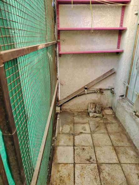 السلام عليكم
شقة للايجار ارضيه معزوله عن البنايه مصبوغه جديد
 غرفتين وصاله مع ملحقات مطبخ صغير حمام وتواليت مشترك
 ترك خلفي طرمه صغيره
ايجارها 400 
بغداد الجديدة شارع المسبح قرب مدرسة البحتري والدفاع المدني *********** واتساب
