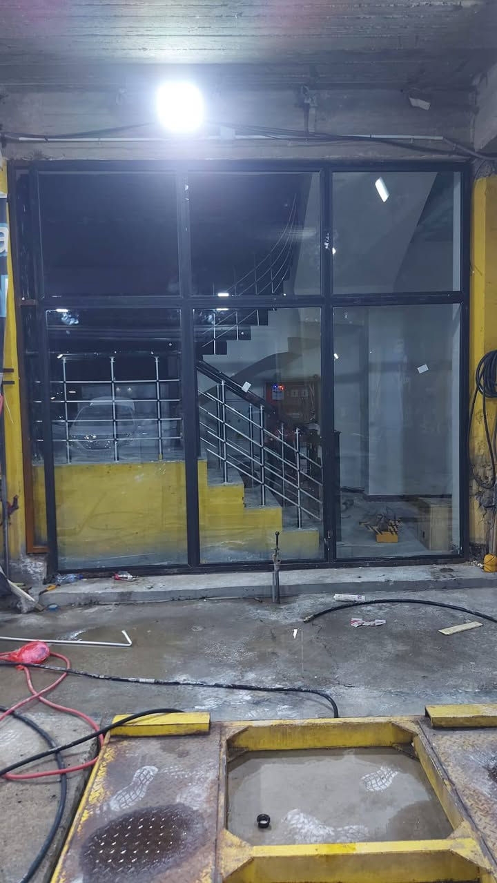 السلام عليكم
نعمل الزجاج السكيورتي ال ١٠ملم المقسى ضد الكسر وبكافه ألوانه مع اكسسوارات اصليه وبضمان حقيقي٣سنوات للاستفسار الاتصال على الارقام التاليه 
***********
***********
