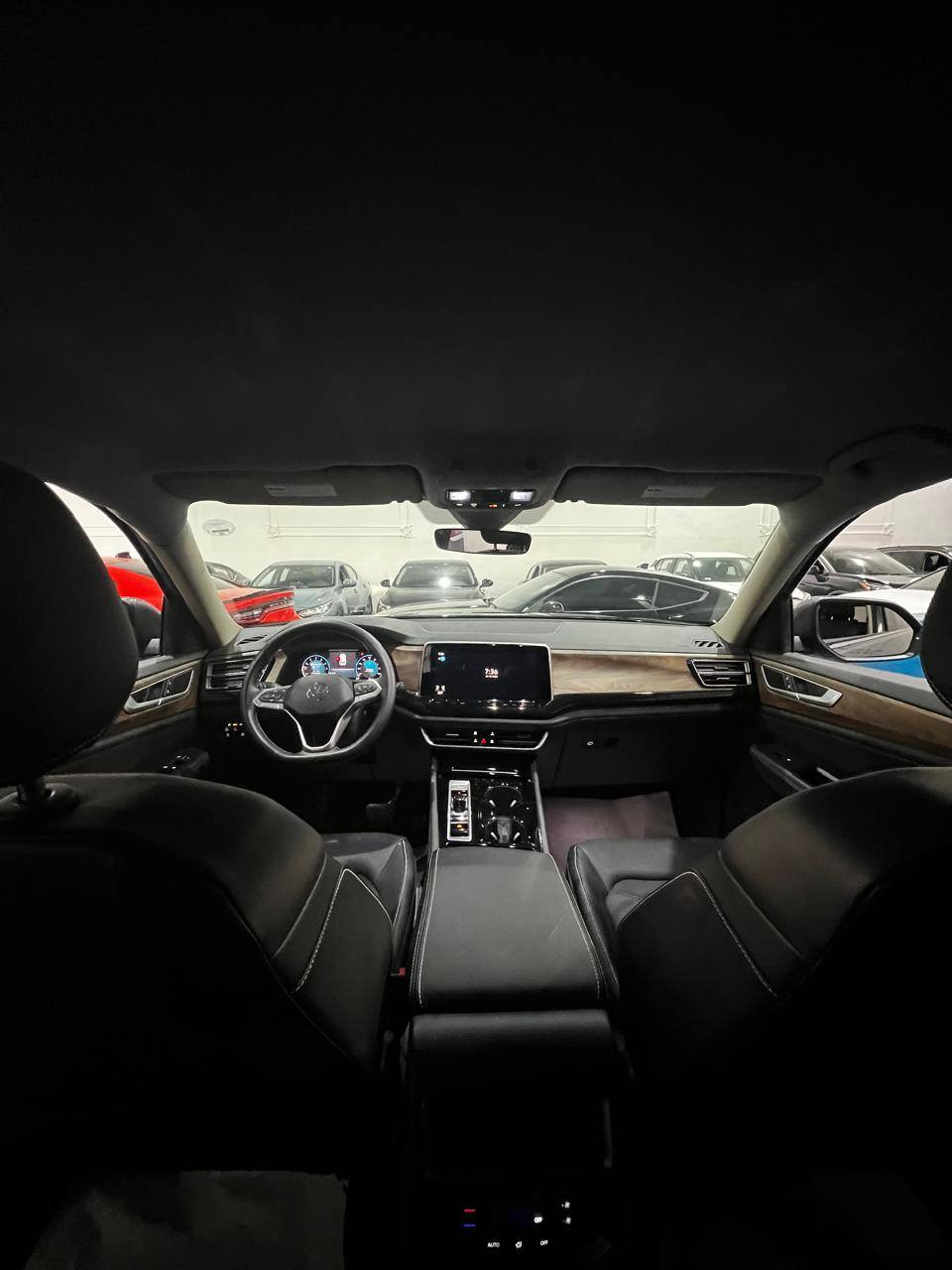 فوكس وكن أطلس موديل 2025
مواصفات se

عدد الأميال : 17000 ميل
ضرر: خفيف جدا موجود بالصورةجملغ ربع بولند
سلندر: 4 سلندر
محرک: 2.0
السعر / 275 
سبع راكب 
الكاميرا الخلفية -  - صندوق كهربائي  - التحكم على المنحدرات - مستشعر وقوف - تدفئة المقاعد  - بصمة - مسند الذراع - مثبت السرعة - مرايا جانبية كهربائية - نوافذ كهربائية - شاشة - مراقبة النقطة العمياء - التعرف على إشارات المرور - نظام المفتاح الذكي - التحكم التلقائي في درجة الحرارة - نظام فرملة الطوارئ - مقاعد كهربائية - 8 وسادة هوائية - مصابيح زينون الأمامية - المصابيح الأمامية ليد - نظام الإنذار - قفل مركزي للأبواب - مانع الانزلاق - تدفئة مقود القيادة - لوحة قيادة رقمية - إنارة محيطية - أبل كاربلاي - التشغيل عن بعدABS D - رادار - ستائر خلفية

سيارة مو مرقمة 
سيارة بالدهوك دهوك, العراق


**إذا كنت صاحب هذا الإعلان وتريد حذفه لأي سبب، رجاءا أرسل رسالة إلى الدعم الفني**