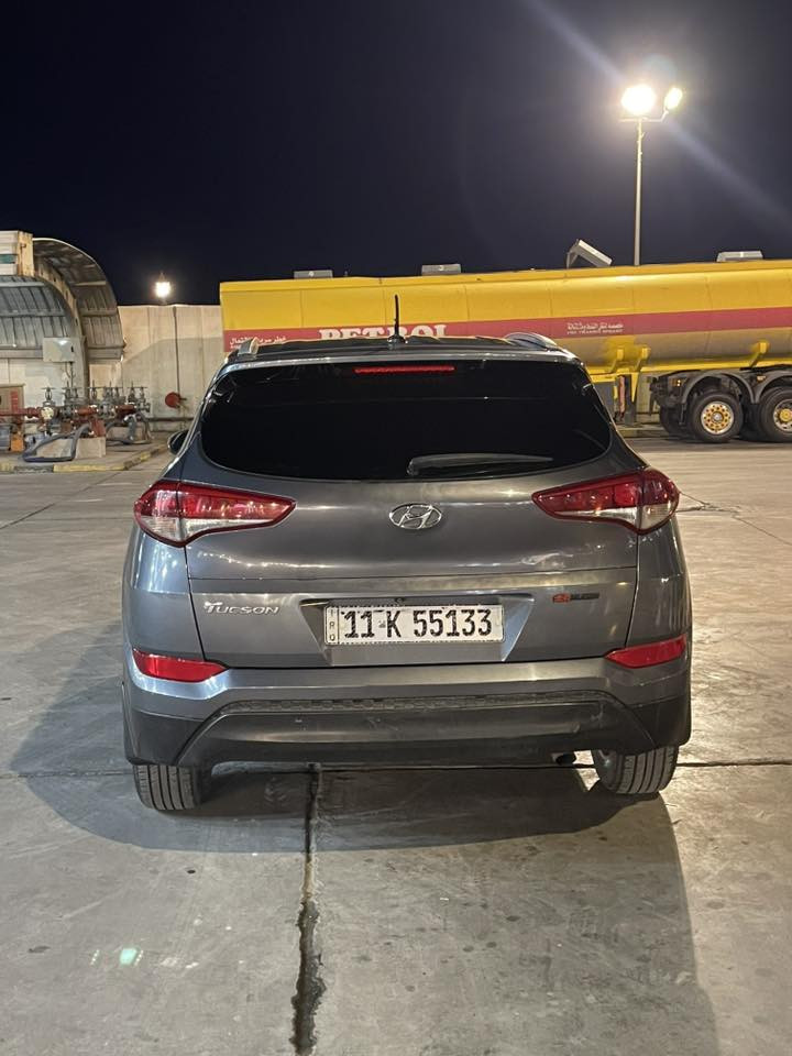 السلام عليكم توسان امريكي مديل2016 شكل ال17
بيها صبغ بنيد وبابين بدون دواخل 
كير محرك صدر تايرات جديد 
محرك 2000
مواصفات تحكمات جهتين كشن كهربائي بلوتوث تلث انضمة قيادة 
اشاير بالمري ويل كب 
رقم بغداد الدولي بسمي 
العنوان بغداد المشتل 
للتواصل ***********
