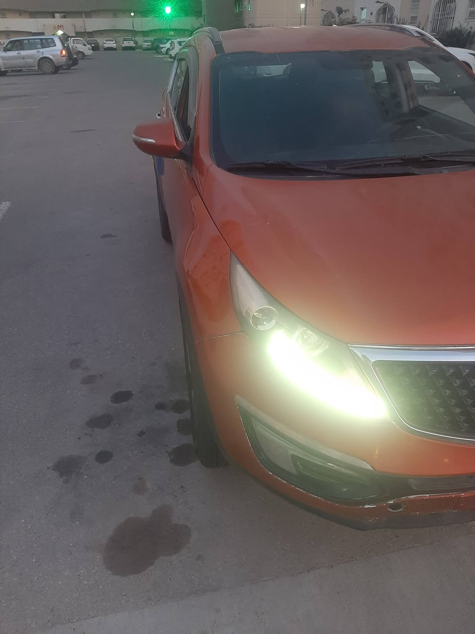 السلام عليكم من رخصه الإدمان كيه سبورتج خليجية بغداد ٢٠١٣محرك ٢٠٠٠دوش الاطارات بحاله جيده جدا بيها طخه بين باب السايق والخاملغ مصلحه عل البارد وبيها شخط بالباب الايمن كير ومحرك مكفول تبريد شغال بغداد مشروع وطني بسمي ماشيه ١٣٠الف كم بغداد. مجمع بسمايه السكني رقم ***********
